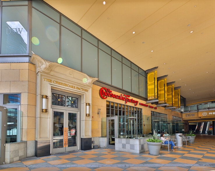 More Photos Of 15301 Ventura Blvd, Sherman Oaks Unknown For Lease