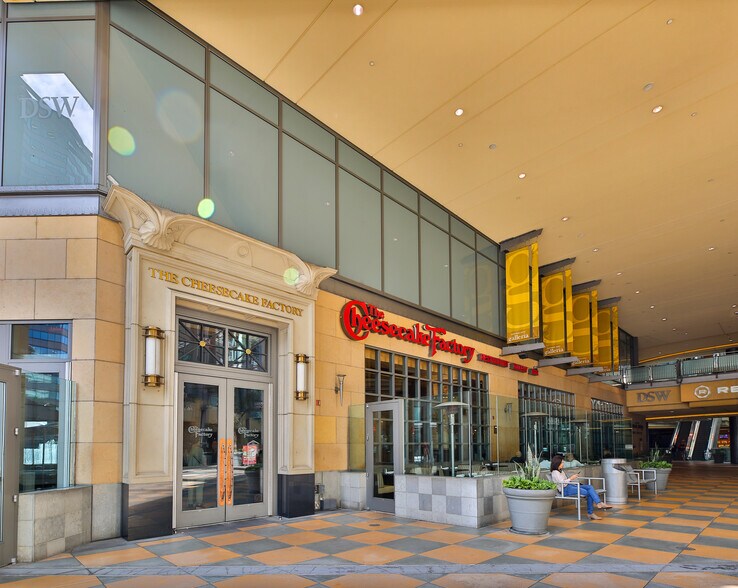 More Photos Of 15301 Ventura Blvd, Sherman Oaks Unknown For Lease