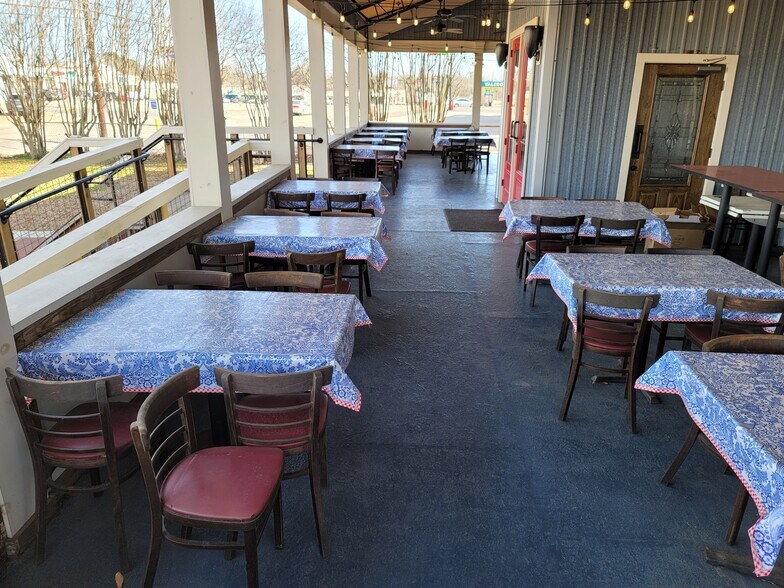 More Photos Of 1260 Clarksville St, Paris Restaurant For Sale
