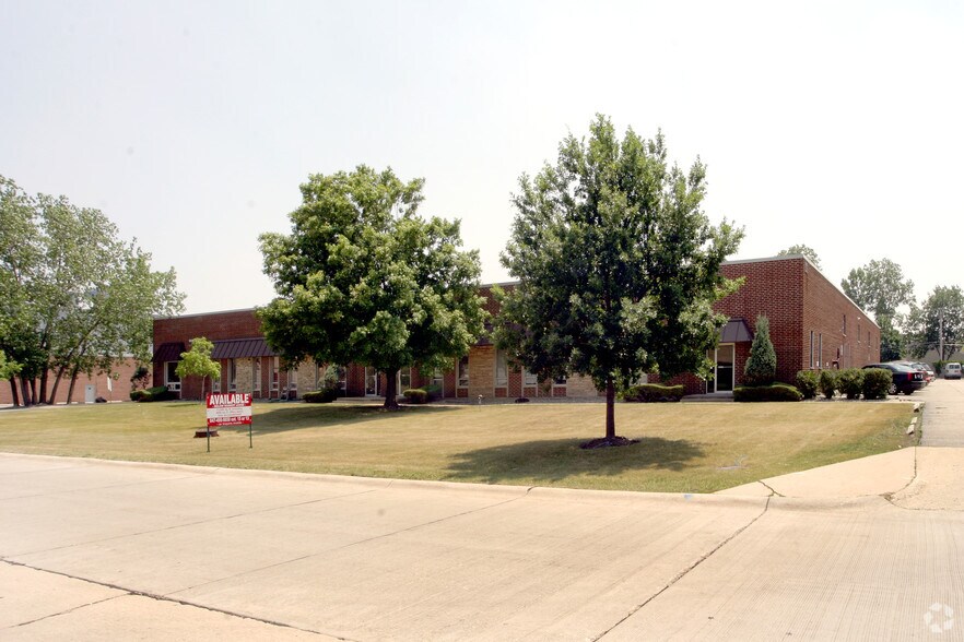 More Photos Of 3451-3453 Commercial Ave, Northbrook Warehouse For Lease