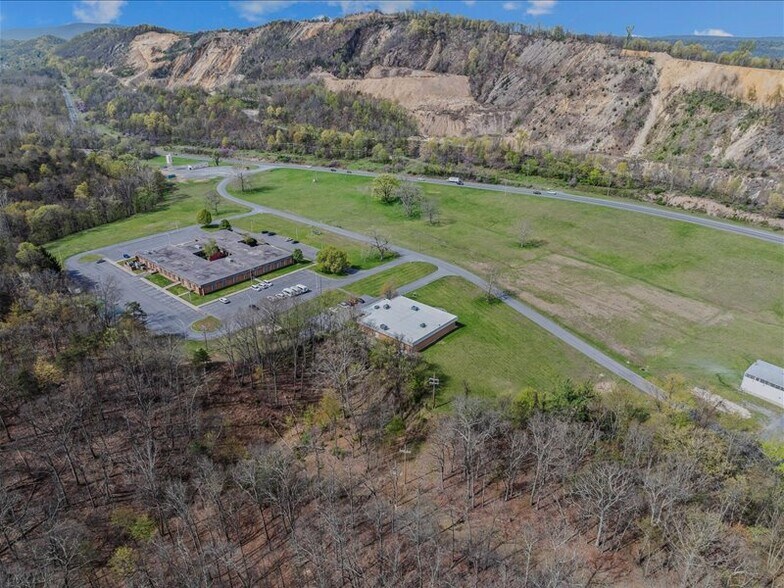 More Photos Of 204 Sand Mine Rd, Berkeley Springs Flex For Sale
