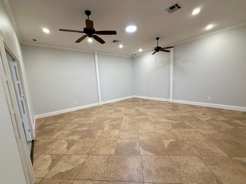 More Photos Of 1115 Chateau Woods Parkway Dr, Conroe Light Manufacturing For Lease