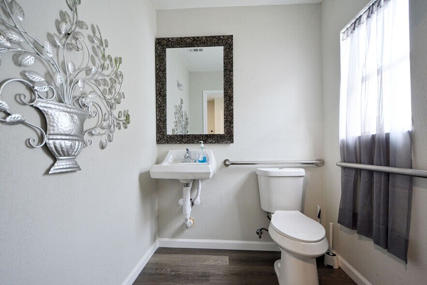 More Photos Of 100 Schertz Pky, Schertz Freestanding For Sale