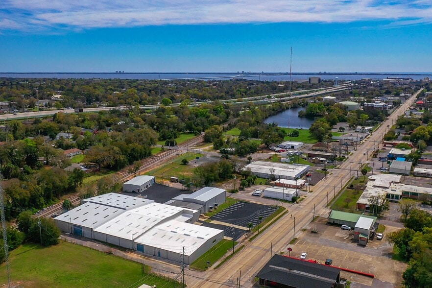 More Photos Of 2370 N Palafox St, Pensacola Warehouse For Lease