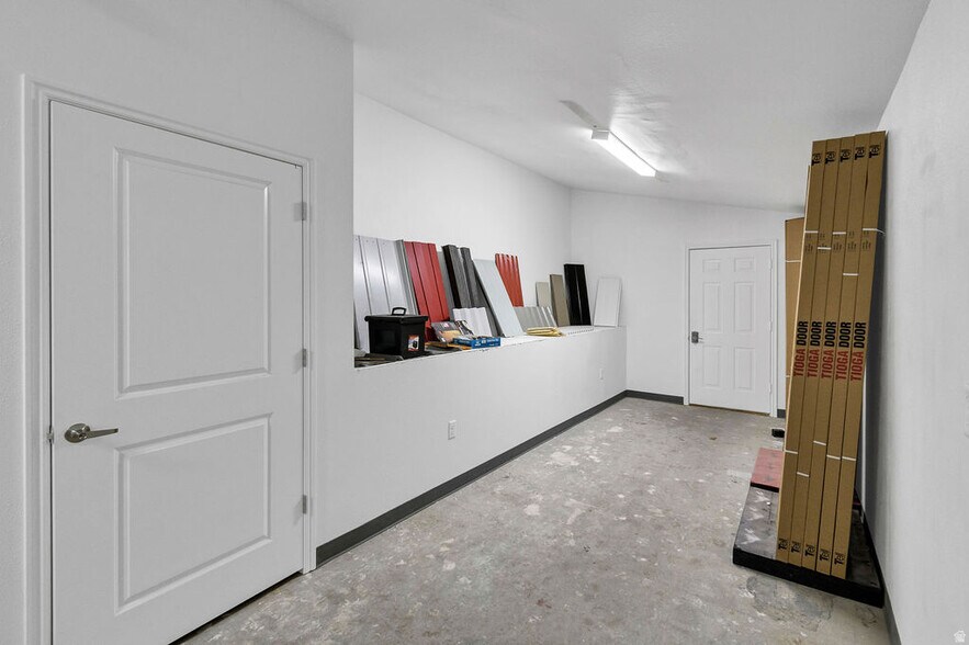 More Photos Of 46 S Center St, Elsinore Industrial For Sale