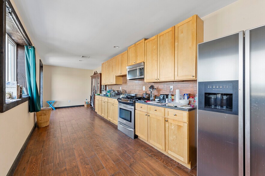 More Photos Of 14-07 113th St, College Point Research And Development For Lease