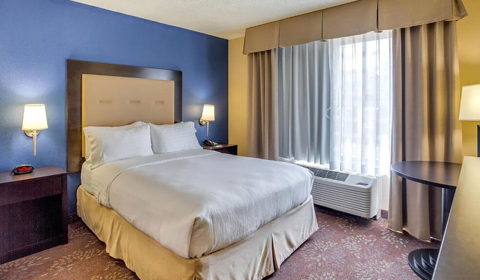 More Photos Of 251 Pennsylvania Pky, Indianapolis Hotel For Sale