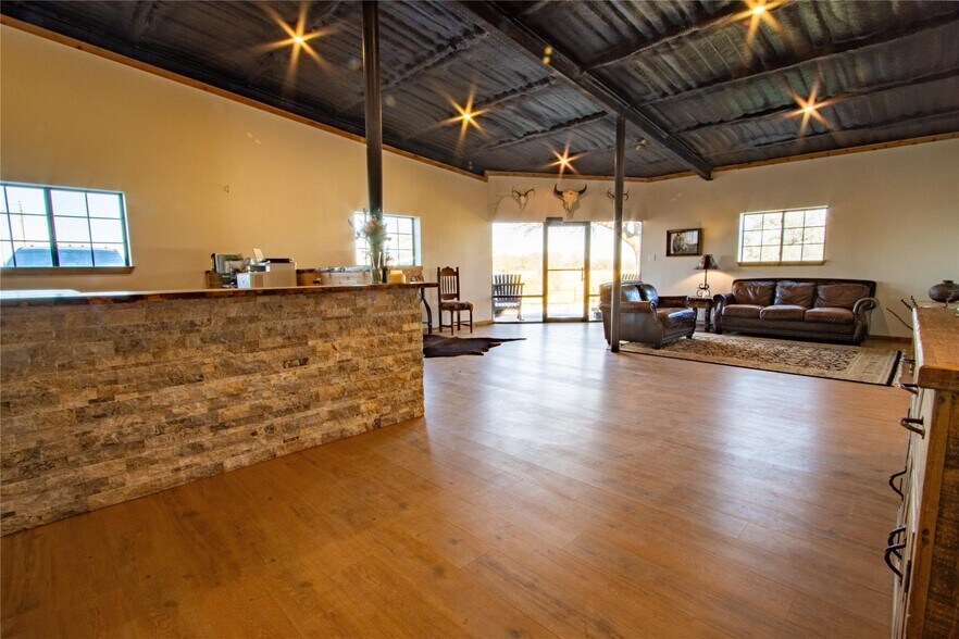 More Photos Of 7206 S FM 51, Boyd Veterinarian Kennel For Sale