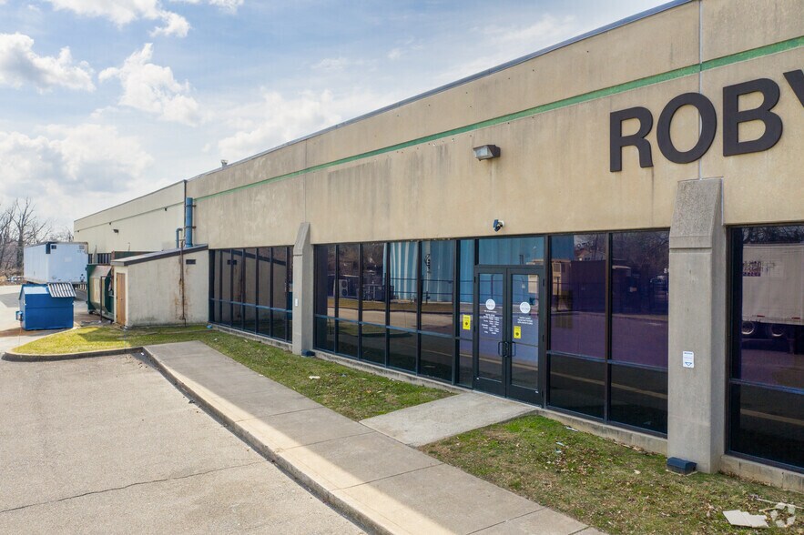 More Photos Of 450-460 Veterans Dr, Burlington Flex For Lease