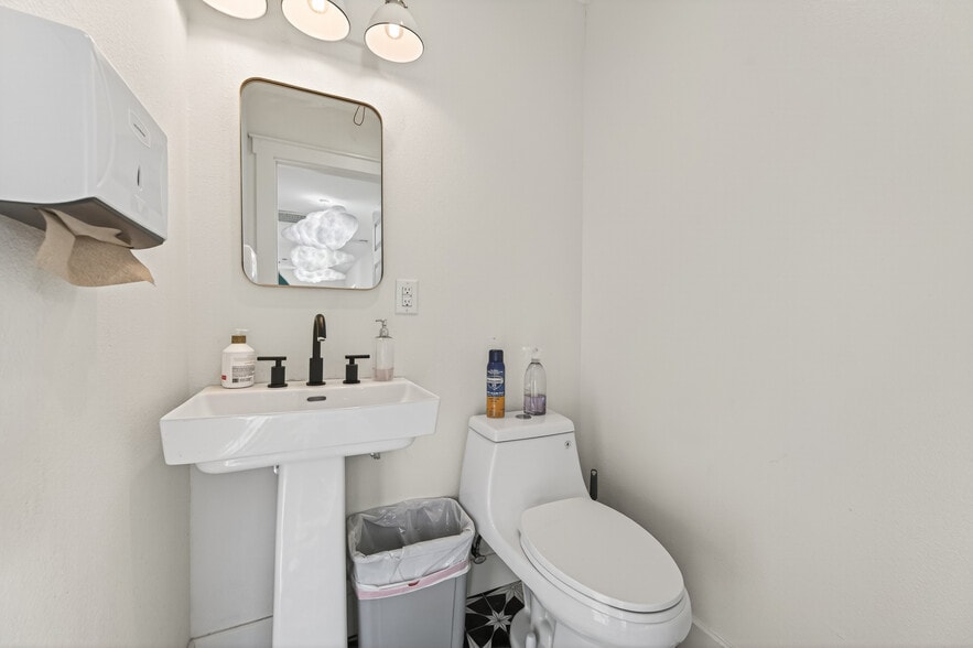 More Photos Of 8911 West Ln, Magnolia Office For Sale