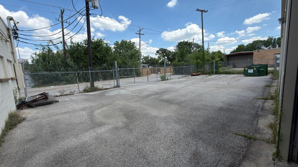More Photos Of 5440 Gulf Fwy, Houston Warehouse For Lease