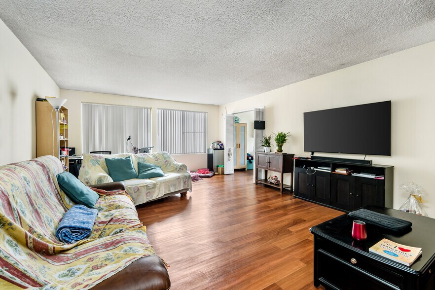 More Photos Of 10961 Rose Ave, Los Angeles Apartments For Sale