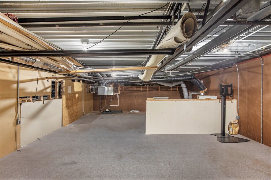 More Photos Of 201 N Riverside Ave, Saint Clair General Retail For Sale