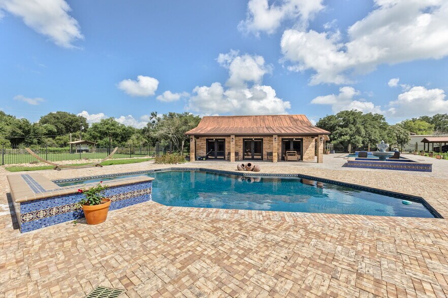 More Photos Of 1226 County Road 201A, Angleton Specialty For Sale