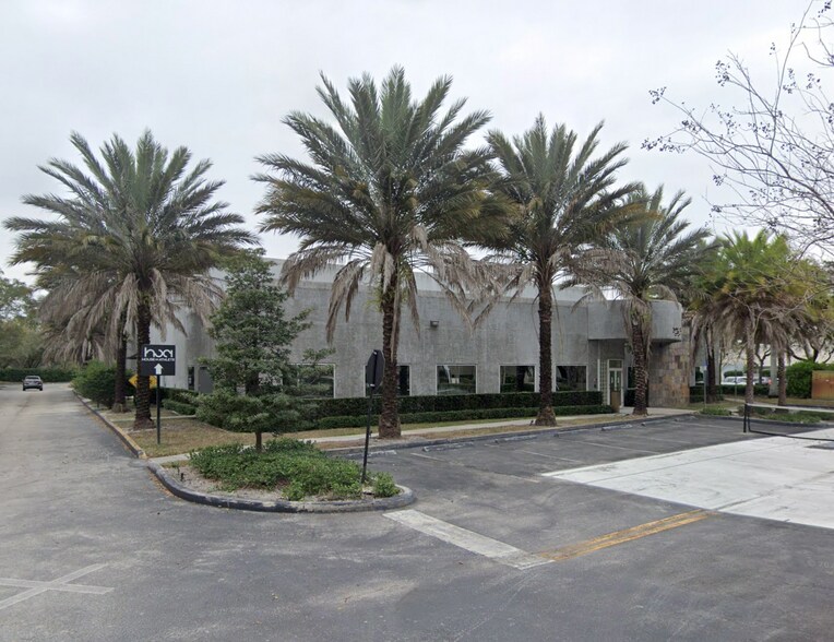 More Photos Of 1495 N Park Dr, Weston Showroom For Lease