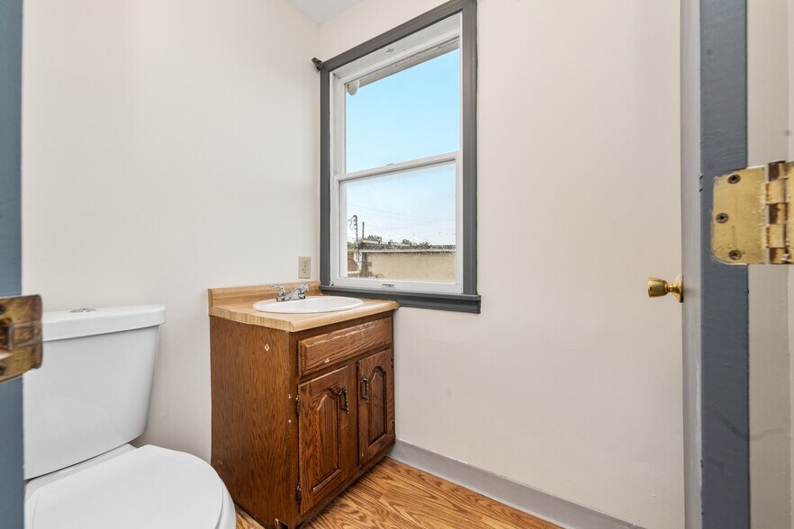 More Photos Of 10 Youell St, Florence Office For Sale