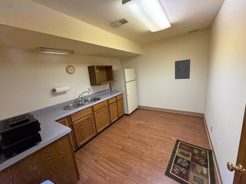 More Photos Of 1606 Commerce Dr, Sun Prairie Flex For Lease