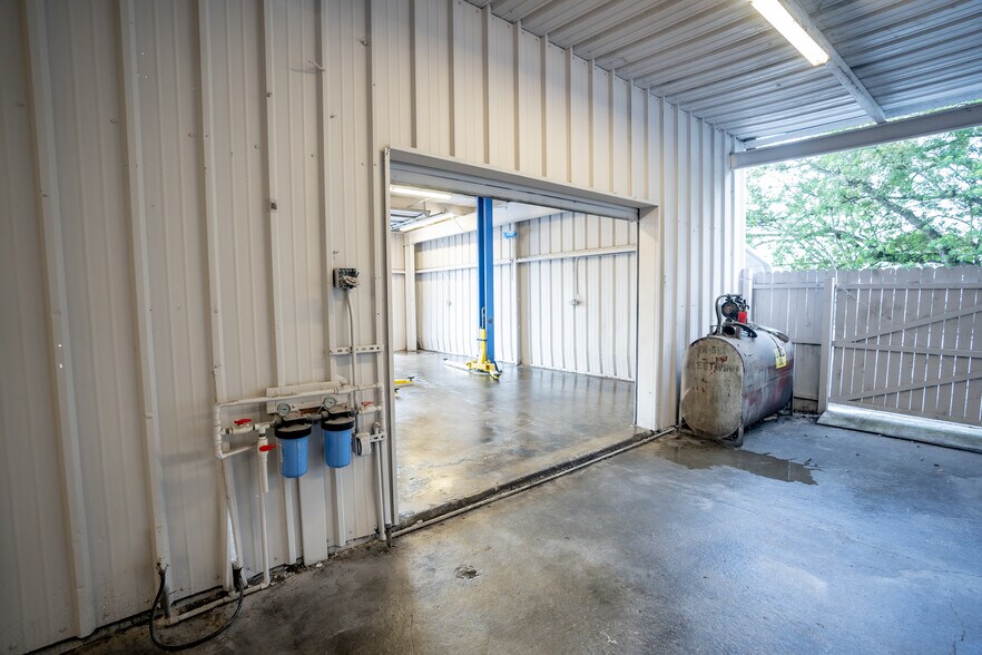 More Photos Of 14041 N Florida Ave, Tampa Auto Dealership For Sale