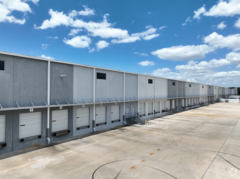 More Photos Of 641 E Crown Point Rd, Ocoee Unknown For Lease