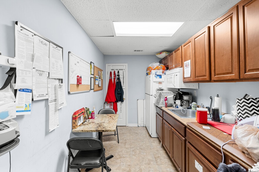 More Photos Of 6 Television Cir, Savannah Freestanding For Lease