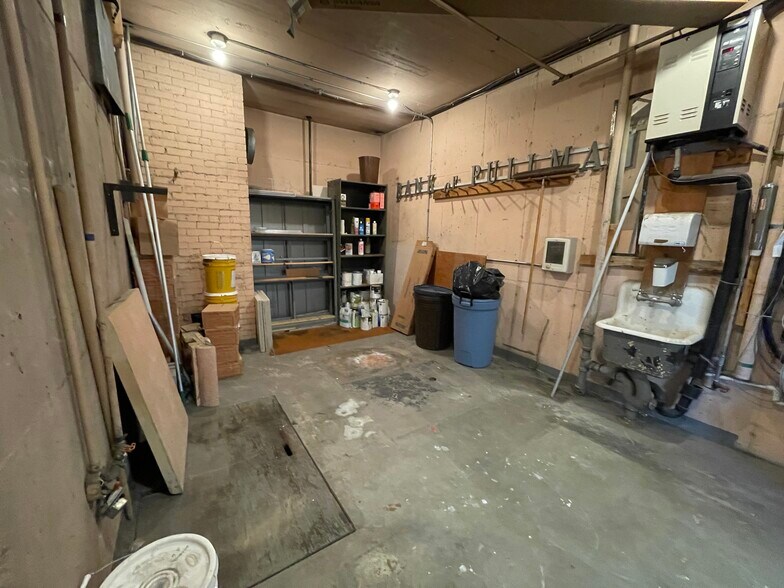 More Photos Of 300 E Main St, Pullman Bank For Sale