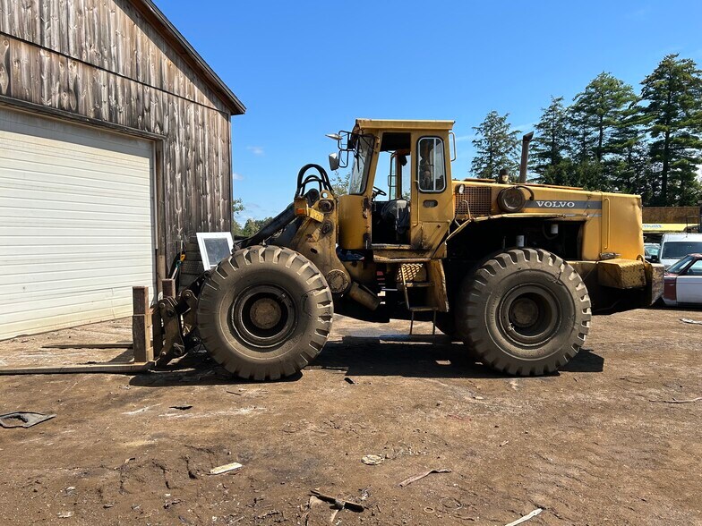 More Photos Of 55 Hall Rd, Londonderry Auto Repair For Sale