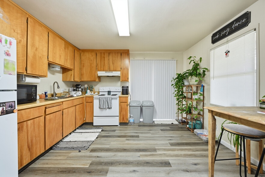 More Photos Of 3511 Redwood St, Clearlake Freestanding For Sale