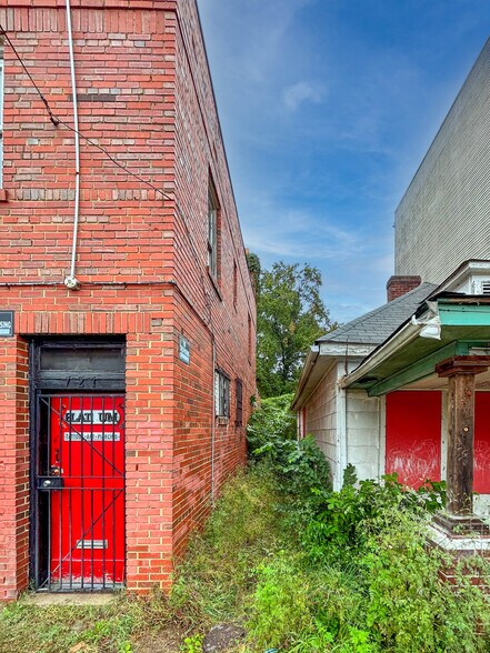 More Photos Of 721 50th St NE, Washington Storefront Retail Office For Sale