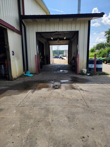 More Photos Of 11204 Royalton Rd, North Royalton Showroom For Lease