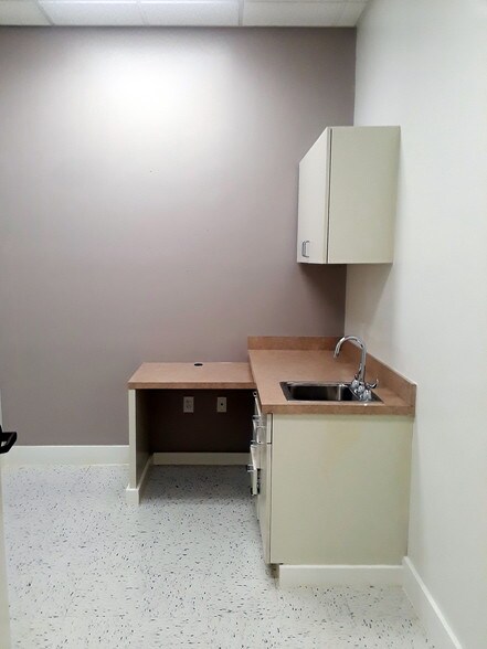 More Photos Of 801-825 N Ed Carey Dr, Harlingen Storefront Retail Office For Lease