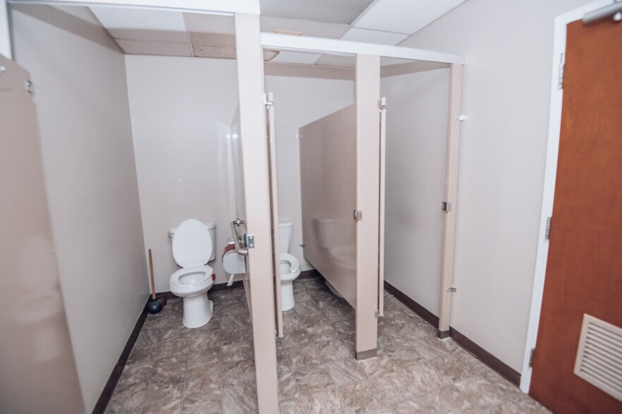 More Photos Of 1 Post Office Rd, Waldorf Medical For Lease