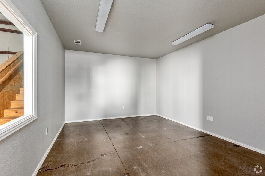 More Photos Of 207 King Rd, Frisco Warehouse For Lease