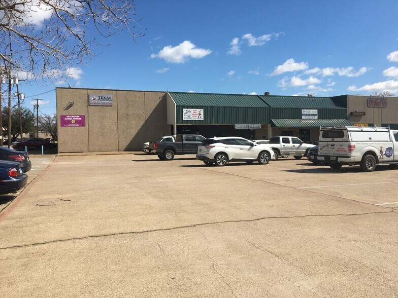 More Photos Of 404 W Main St, Azle Freestanding For Lease