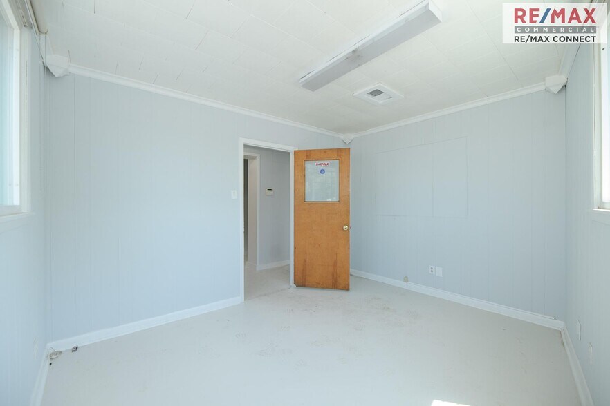 More Photos Of 2850 Cromwell Rd, Norfolk Warehouse For Sale