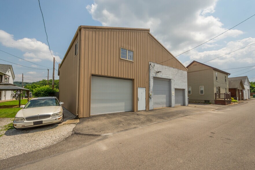 Primary Photo Of 1516 Pine Way, Coraopolis Showroom For Sale