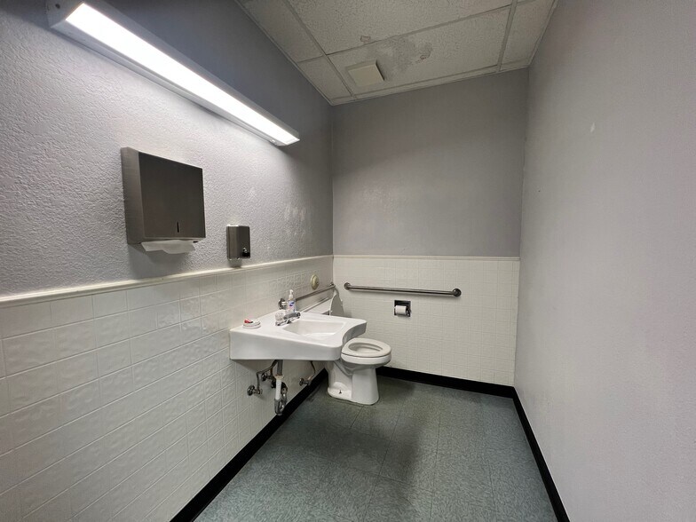 More Photos Of 2236 W Bethany Home Rd, Phoenix Medical For Lease