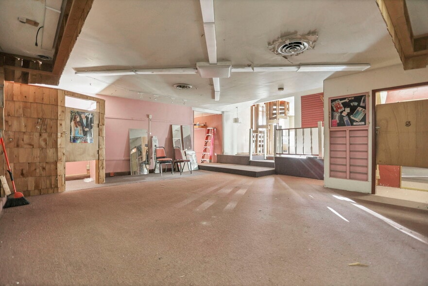 More Photos Of 3900 Noe Bixby Rd, Columbus Storefront Retail Residential For Sale