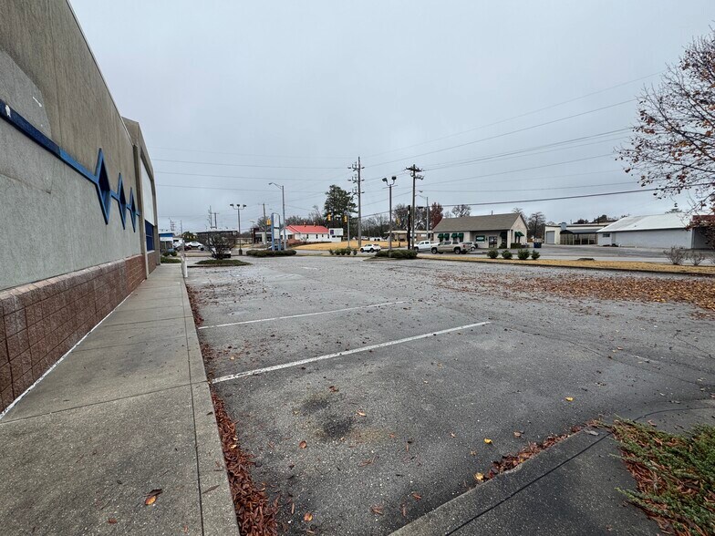 More Photos Of 1313 N Wood Ave, Florence Freestanding For Sale