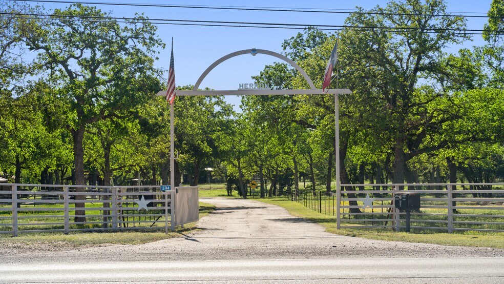 More Photos Of 13744 Us Highway 281 N, Round Mountain Flex For Sale