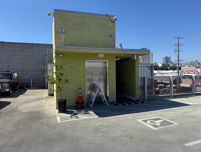 More Photos Of 921 Crocker St, Los Angeles Storefront Retail Office For Sale