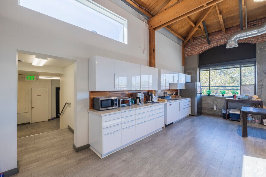 More Photos Of 620 3rd St, Oakland Light Distribution For Lease