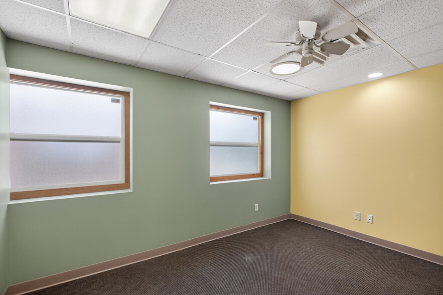 More Photos Of 133 N Glendale St, Wichita Office For Sale