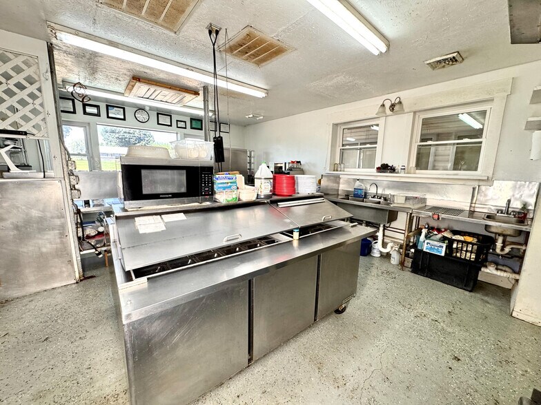 More Photos Of 19510 Leatherwood Rd, Salesville Freestanding For Sale