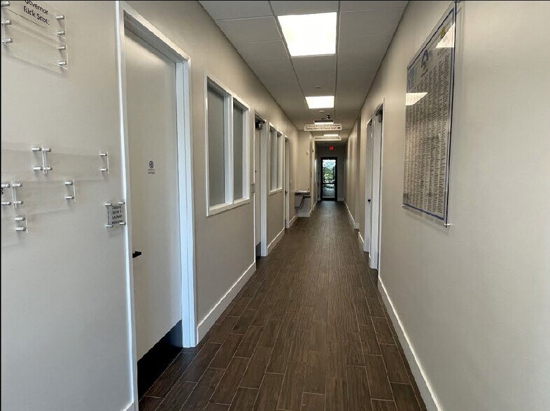 More Photos Of 11810 SE Dixie Hwy, Hobe Sound Storefront Retail Residential For Lease