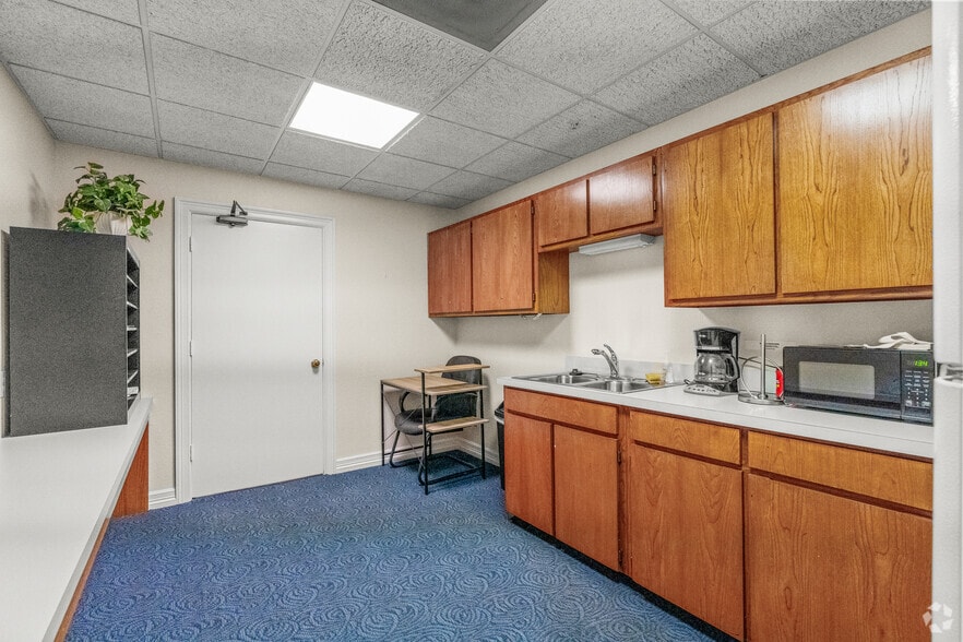 More Photos Of 1615 W Abram St, Arlington Office For Lease