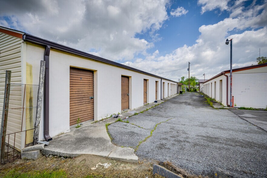 More Photos Of 570 S Gateway Ave, Rockwood Industrial For Sale