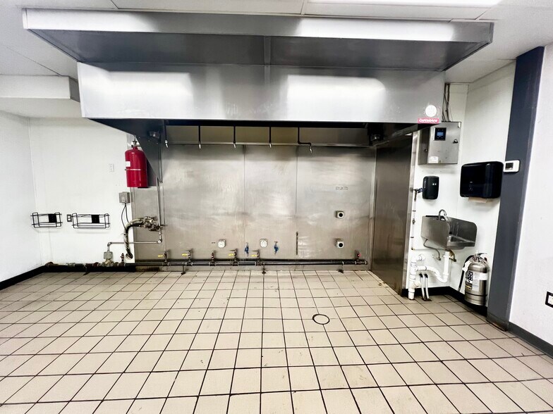 More Photos Of 688 Washington St, Middletown Freestanding For Lease