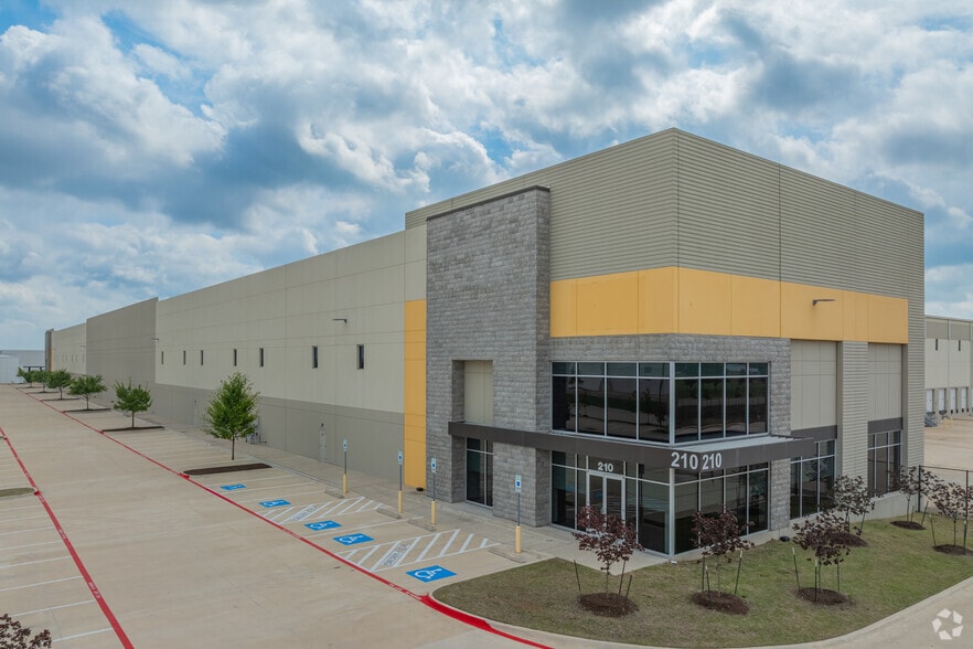 More Photos Of 210 Sunridge Blvd, Wilmer Distribution For Lease