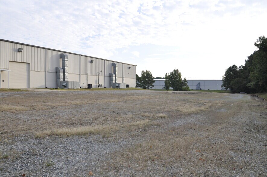 More Photos Of 908 J R Industrial Dr, Sanford Manufacturing For Lease