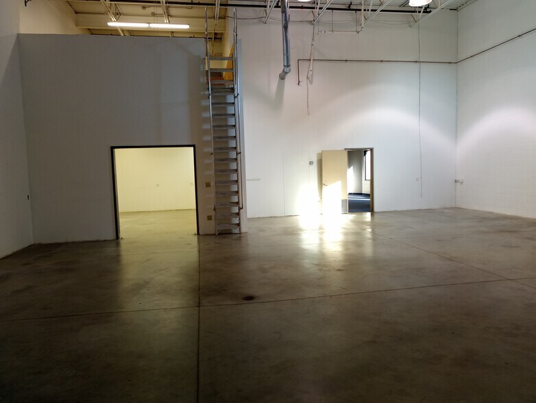 More Photos Of 12510 Fletcher Ln, Rogers Light Manufacturing For Lease